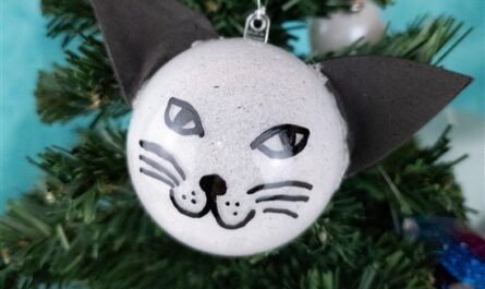 Für echte Katzenfans: DIY Katzen-Weihnachtskugel