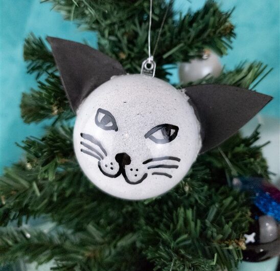 Für echte Katzenfans: DIY Katzen-Weihnachtskugel