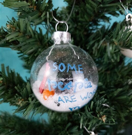 Weihnachtskugeln selber machen: Sollen wir einen Schneemann bauen?