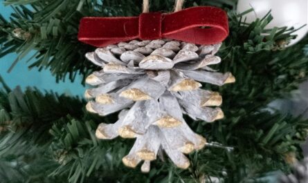 DIY Weihnachtsbaumschmuck: Tannenzapfen-Anhänger basteln