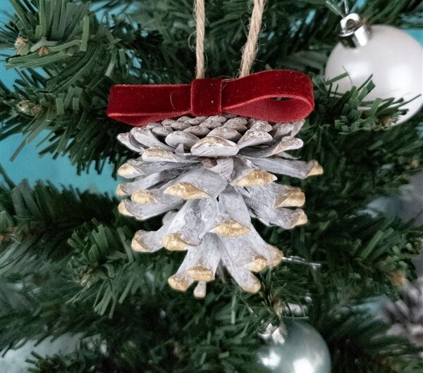 DIY Weihnachtsbaumschmuck aus Tannenzapfen basteln