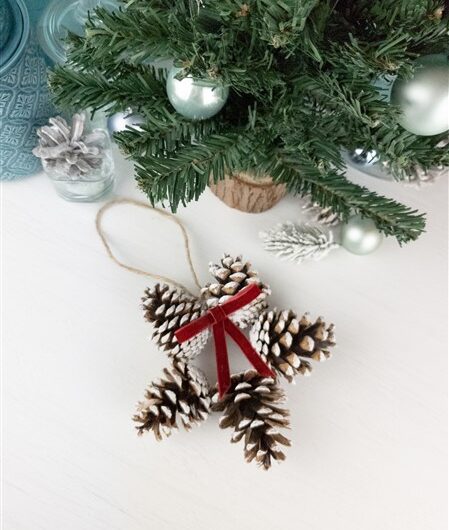 DIY Weihnachtsschmuck: Tannenzapfenkranz basteln