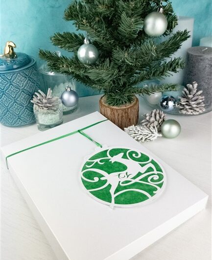 Geschenkverpackung mit Fensterbild-Geschenkanhänger basteln