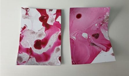 Hintergrundpapier mit Nagellack marmoriert