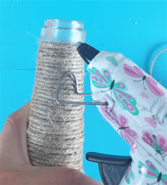 Flaschen-Upcycling Sisalband ankleben