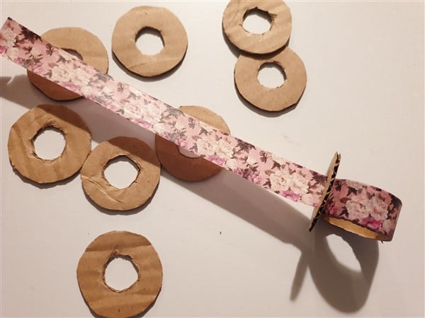 Baumschmuck basteln – Mini-Adventskränze aus Karton