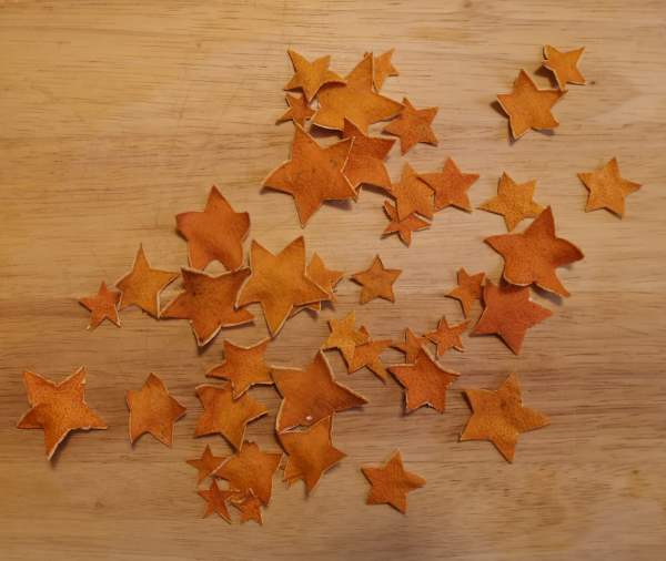 Sterne aus Mandarinenschalen basteln