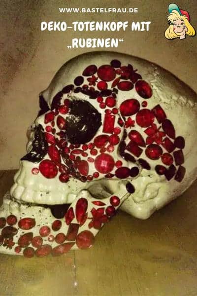 Deko-Totenkopf mit "Rubinen"