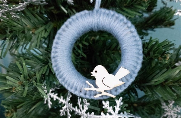 Weihnachtlicher Makrameeanhänger mit Vogel