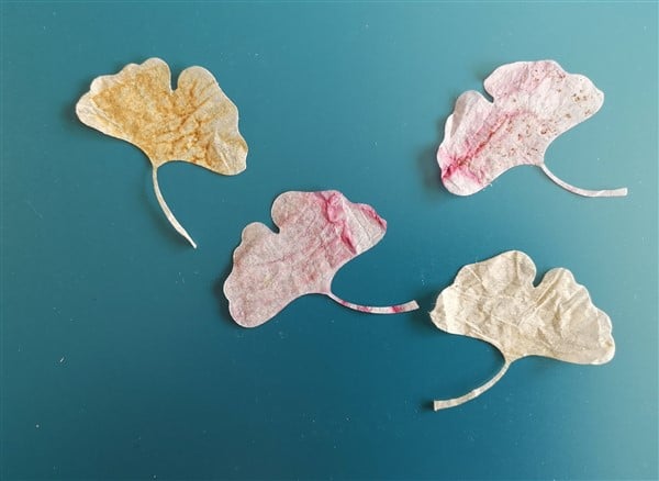 Gingkoblätter aus Teebeutelpapier gestanzt