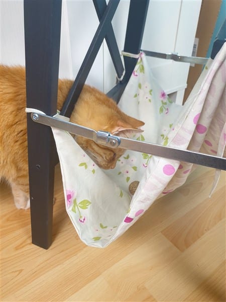 Katzenhängematte aus altem Kissenbezug nähen: Katze anlocken