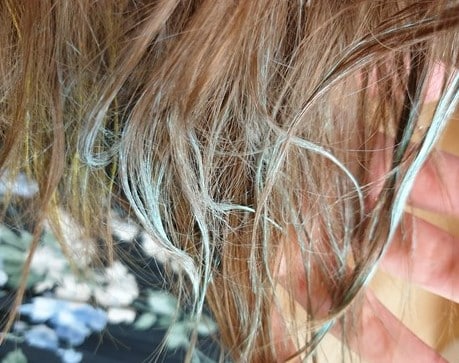 Haarkreide auf brünettem Haar