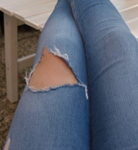Used-Jeans mit Spitze verzieren - Vorherbild