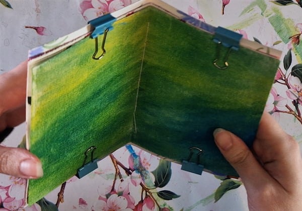 Fotobuch basteln: Buch binden - mit Papierklemmen zusammenstecken