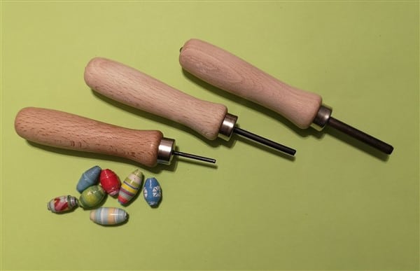Papierperlenroller mit Holzgriffen