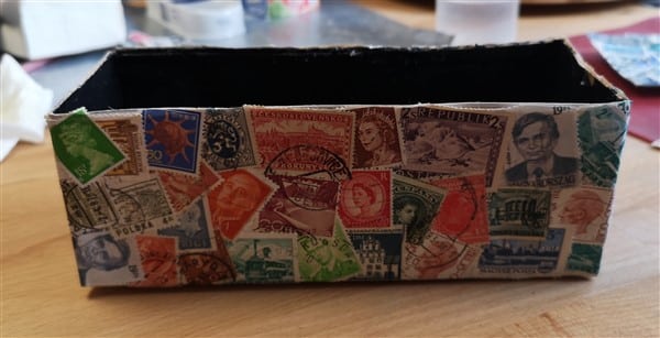 Tetrapack mit Briefmarken beklebt