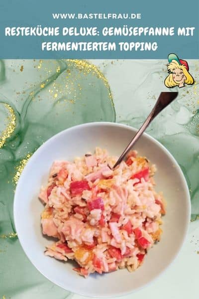 Reste retten und lecker essen: Diese kreative Gemüsepfanne zeigt, wie einfach Resteverwertung mit fermentiertem Topping sein kann!