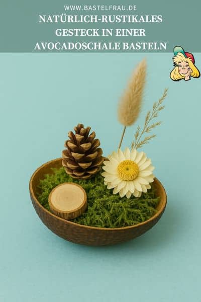Upcycling trifft Natur: Zaubere aus einer Avocadoschale ein rustikales Mini-Gesteck mit Moos, Zapfen und Blüten – nachhaltig, dekorativ und ganz einfach nachzumachen.