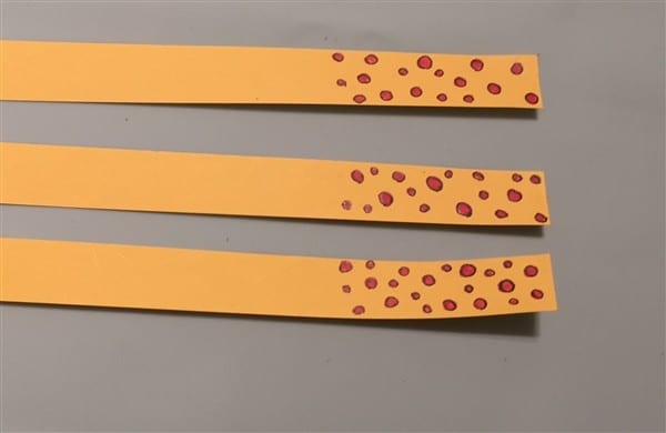 Papierperlen bemalen