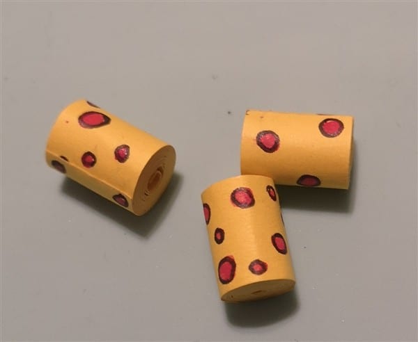 Papierperlen bemalen