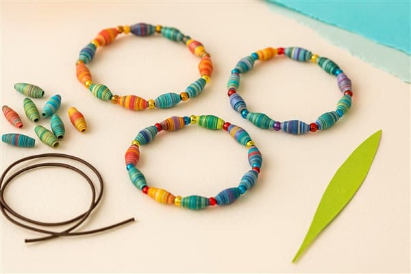 Kreative DIY-Geschenke mit Papierperlen – Armbänder