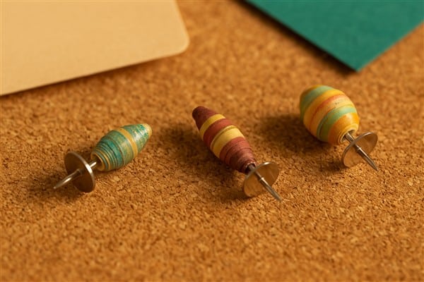 Kreative DIY-Geschenke mit Papierperlen – Pins für die Pinwand