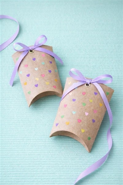 Pralinen verpacken: Pillowbox aus Klopapierrolle