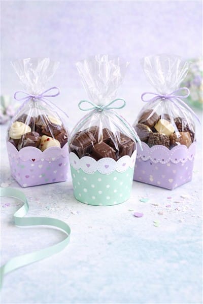 Pralinen verpacken: kleine Pappschachteln mit Zellophantütchen