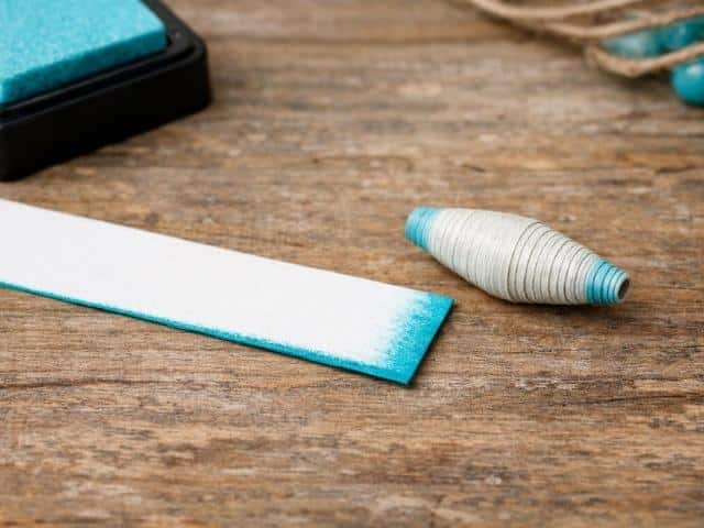 Papierperlen verzieren – Rand einfärben