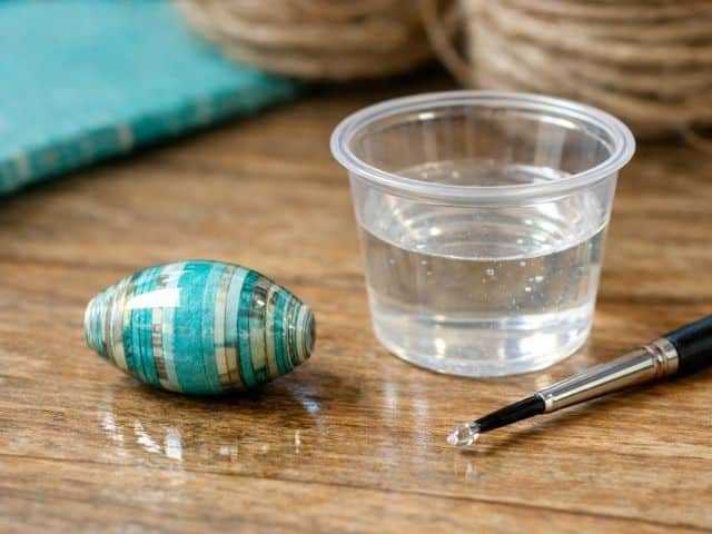 Papierperlen verzieren – mit Resin