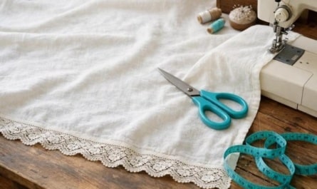 Vintage-Tischdecken aus alten Bettlaken und Spitzen