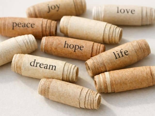 Wortperlen aus Papier – kleine Botschaften, große Wirkung