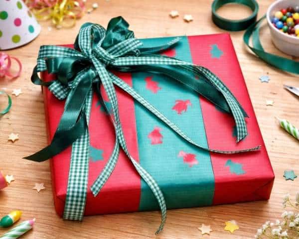 Geschenke kreativ verpacken mit ausgestanzten Pinguinen
