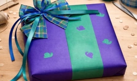 Geschenke kreativ verpacken mit Schleifen und ausgestanzten Motiven