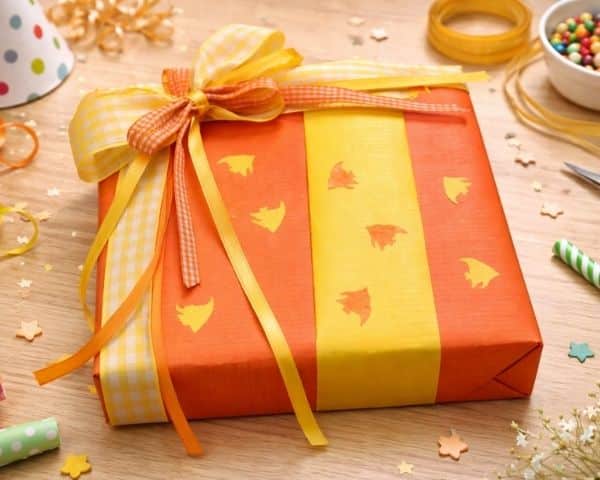 Geschenke kreativ verpacken mit Schleifen und ausgestanzten Fischen