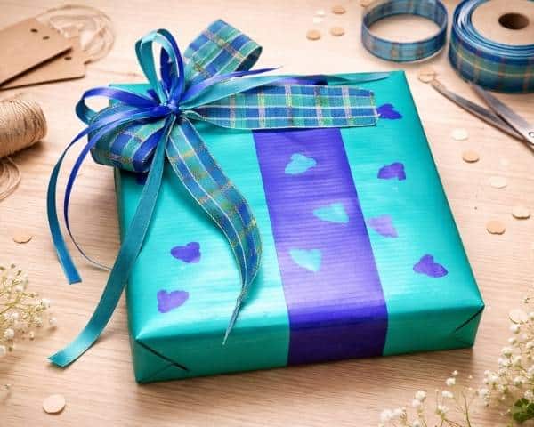 Geschenke kreativ verpacken mit Schleifen und ausgestanzten Motiven