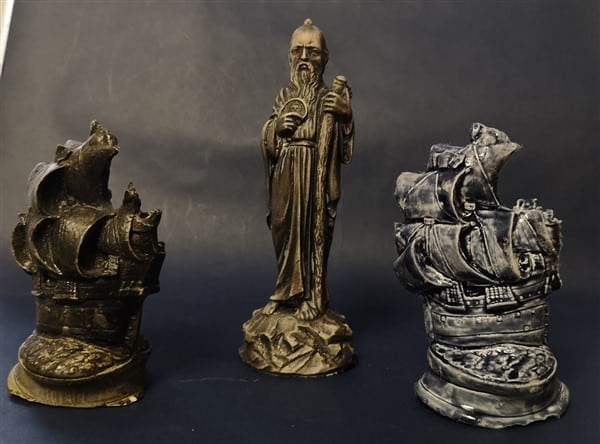 Schachfiguren aus Gips gegossen, mit Patina