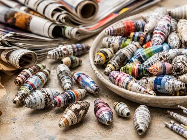 Papierperlen aus Zeitungen und Zeitschriften