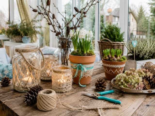 Wintergarten dekorieren: Windlichter aus Gläsern
