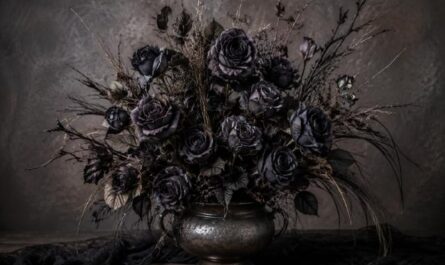 Schwarze Rosen mit verwelkter Patina - morbide Halloweendekoration