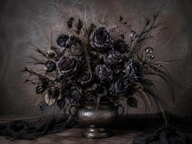 Schwarze Rosen mit verwelkter Patina